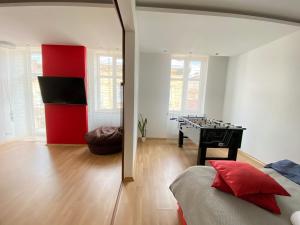 ein Wohnzimmer mit Tischfußball in einem Zimmer in der Unterkunft SOVA Apartment Lviv Сenter Сity in Lwiw