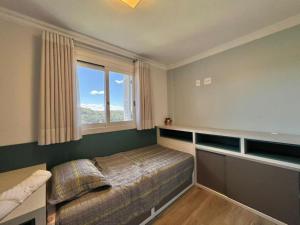 Tempat tidur dalam kamar di Apartamento Luxo 3 quartos Gramado próximo ao centro locação de temporada