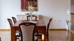 comedor con mesa de madera y sillas en Booking Zaton Villa Martinova holiday house with swimming pool, en Zaton
