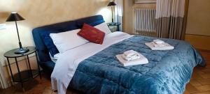 um quarto com uma cama azul com toalhas em Residenza al Pantheon - RH Collection em Roma