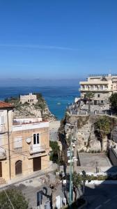 eine Luftansicht einer Stadt mit Meerblick in der Unterkunft Vista mare center apartment in Tropea