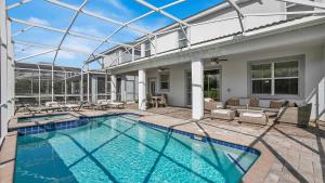 een zwembad in een huis met een glazen plafond bij Champions Gate Resort - 9 Bed 5 Baths VILLA in Davenport