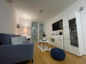 uma sala de estar com um sofá e uma mesa em Bookkeeper's Apartment Split em Split