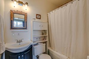 een badkamer met een wastafel, een toilet en een douchegordijn bij B&B Manoir Mon Calme in Québec