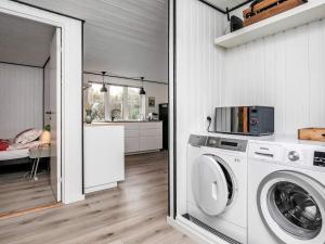 uma lavandaria com uma máquina de lavar e secar roupa numa casa em Holiday home Ålbæk LXXXV em Ålbæk
