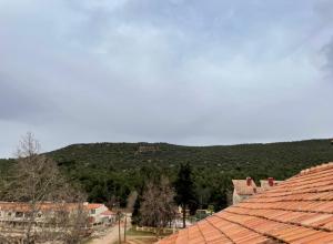 una vista desde el techo de una ciudad con colinas en el fondo en Cozy Studio Ain Soltane, en Imouzzer Kandar