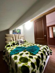 sypialnia z łóżkiem z czarno-białą kołdrą w obiekcie Cozy Studio Ain Soltane w mieście Imouzzer Kandar