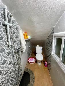 印摩澤魯德坎達的住宿－Cozy Studio Ain Soltane，一间带卫生间和淋浴的小浴室