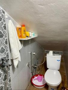 un piccolo bagno con servizi igienici e lavandino di Cozy Studio Ain Soltane a Imouzzer Kandar