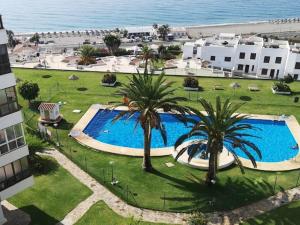 een luchtzicht op een resort met een zwembad en palmbomen bij La Teresita in Torrox Costa