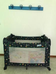 una valigia nera con dei pois sopra. di Simabo's Backpackers' Hostel a Mindelo
