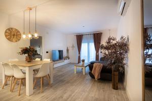 a living room with a table and a dining room at Huellas de la Mancha in Burguillos de Toledo