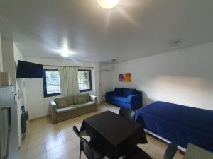 - une chambre avec un lit, une table et un canapé dans l'établissement La Mary, à Mendoza