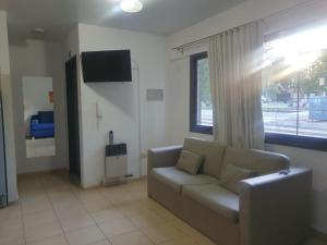 - un salon avec un canapé et une fenêtre dans l'établissement La Mary, à Mendoza
