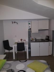 Kuchyňa alebo kuchynka v ubytovaní Gabi Rooms & Studio Apartment