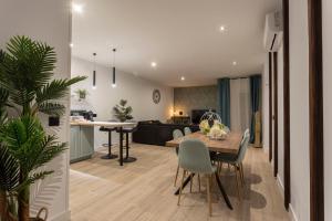 a kitchen and living room with a table and chairs at Huellas de la Mancha in Burguillos de Toledo