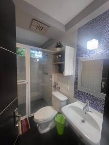 uma casa de banho com um WC e um lavatório em R.504 Hermoso estudio, con cocina y baño privado. na Cidade do Panamá
