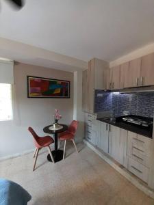 Η κουζίνα ή μικρή κουζίνα στο R.504 Hermoso estudio, con cocina y baño privado.