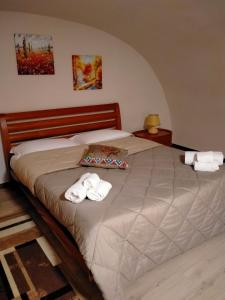 - une chambre avec un grand lit et des serviettes dans l'établissement Elmar, à Bisceglie