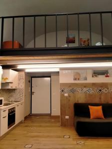 un salon avec un canapé noir et une cuisine dans l'établissement Elmar, à Bisceglie