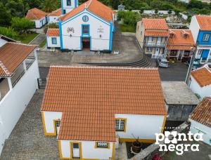 an aerial view of a small town with houses at Casa da Gente in Biscoitos