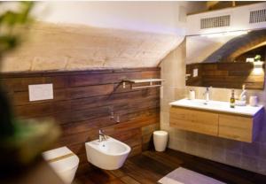 A bathroom at LC Luxury Apartment