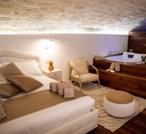 een slaapkamer met een groot bed en een bad bij LC Luxury Apartment in Bari