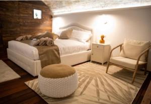 A bed or beds in a room at LC Luxury Apartment