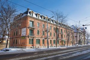 ein großes Backsteingebäude an der Straßenseite in der Unterkunft Hotel Amadeus Dresden Neustadt in Dresden