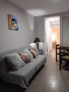 sala de estar con sofá y almohadas en Departamento en el centro de Mendoza en Mendoza