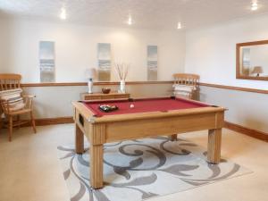 a room with a pool table in a room at Anneth Lowen in Pentewan