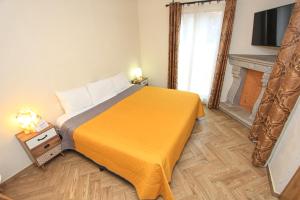 um quarto com uma cama com um cobertor amarelo em El Secreto em San Miguel de Allende