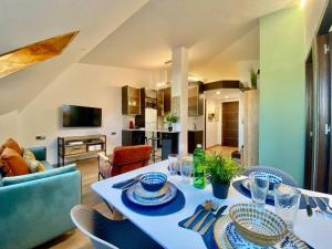 El Ático de Vigo في فيغو: غرفة معيشة مع طاولة عليها أطباق زرقاء