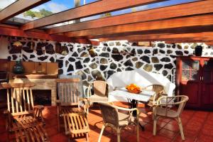 MazoにあるCasa Rural Tio Pedroの石壁のパティオ(テーブル、椅子付) +7枚の写真