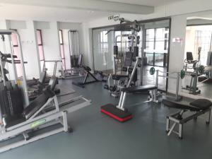 un gimnasio con varias cintas de correr y máquinas de ejercicio en Flat Independência en Porto Alegre