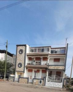een gebouw met een klok aan de zijkant bij Stay at Kety's in Praia