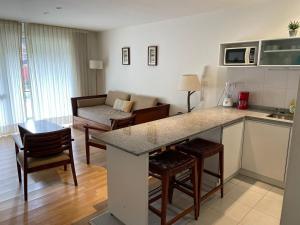 Il comprend une cuisine et un salon avec un comptoir. dans l'établissement Catedral Ski & Summer, à San Carlos de Bariloche