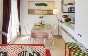 una sala da pranzo con tavolo e sedie di Beautiful Apartment In Mezquitilla With Kitchen a Mezquitilla