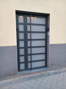 Una puerta metálica con el número. en Apartamento Retiro, en Madrid