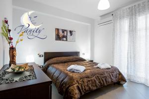 een slaapkamer met een bed met twee handdoeken erop bij Vanity SPA in Balestrate