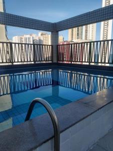 una piscina en el balcón de un edificio en Lindo Apartamento com piscina à 100m do MAR, en Recife