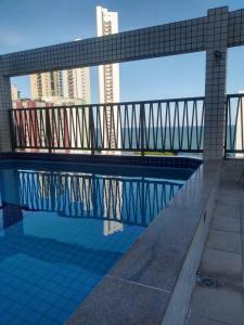 una piscina con vistas a algunos edificios en Lindo Apartamento com piscina à 100m do MAR, en Recife