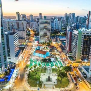 una ciudad con mucho tráfico y edificios en Lindo Apartamento com piscina à 100m do MAR, en Recife
