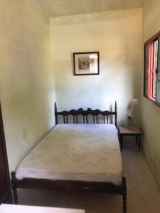 カシャンブにあるSítio Porta das Águasのベッドルーム1室(ベッド1台付)