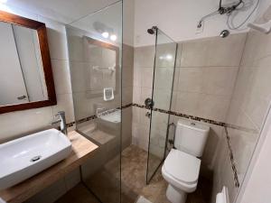 Bathroom sa Hotel Lobato