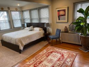 1 dormitorio con 1 cama, 1 silla y 1 alfombra en Deluxe King Master Suite en Washington