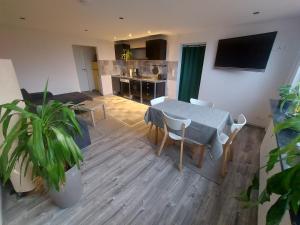a living room with a table and chairs and a kitchen at GeraldineWeg30 -FeWo Geralex in Hessisch Oldendorf