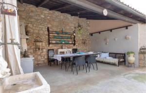 Patio nebo venkovní prostory v ubytování Cozy Home In Pomer With Wifi