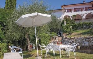 - une table et des chaises avec un parasol dans la cour dans l'établissement Awesome Apartment In Marti Pi With Outdoor Swimming Pool, à Marti