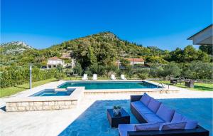 The swimming pool at or close to 5 Bedroom Cozy Home In Topolo